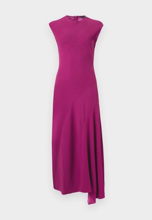 Robe midi asymétrique sans manches magenta avec col haut et motif étoile subtile cousu sur la poitrine, détail de jupe fluide d'un côté.