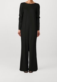 Mono negro de manga larga, con escote redondeado y diseño de pierna ancha fluida. Hecho de una tela suave con costuras mínimas, lo que garantiza una apariencia elegante.