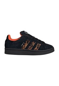 Černé semišové sneaker boty s oranžovým lemováním, třemi hnědými pruhy leopardího vzoru, černými šňůrkami a texturovanou gumovou podrážkou.