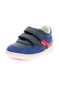 Baskets velcro bleu marine et violet en matériau suédé et cuir. Elles disposent d'une semelle blanche avec des accents roses et de détails de ventilation perforés.