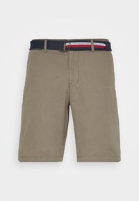 Pantalones cortos beige hasta la rodilla con lazos para el cinturón y un cinturón de tela negro que presenta franjas rojas, blancas y azules, con una hebilla de metal en forma de D.
