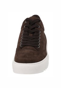 Braune Wildleder-Sneaker mit runder Zehenpartie, weißer Gummisohle und schwarzen Schnürsenkeln durch silberne Ösen. Merkmale sind einfache Nähte und eine glatte Textur.