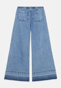 Vaqueros de pierna ancha en azul claro con una cinturilla elástica, dos bolsillos traseros y un dobladillo deshilachado. Fabricados en denim con una textura suave.