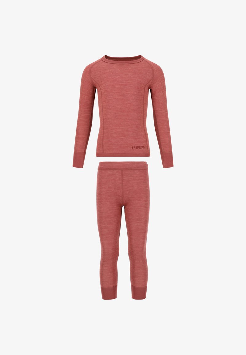 Ensemble thermique rouge composé d'un haut à manches longues et d'un pantalon ajusté. Fabriqué en matière douce et texturée avec des coutures tonalités et un détail de logo.