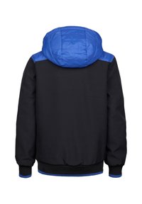 Giacca nera con cappuccio imbottito blu. Presenta polsini e orlo a costine, texture liscia e accenti blu a contrasto sulle spalle.
