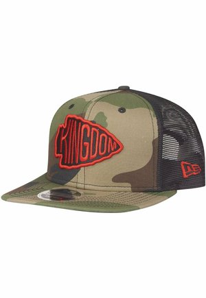 Cappello camouflage con retro in rete nera solida. Presenta un audace logo ricamato in rosso "KINGDOM". Visiera piatta, testurizzata, con cinturino regolabile.