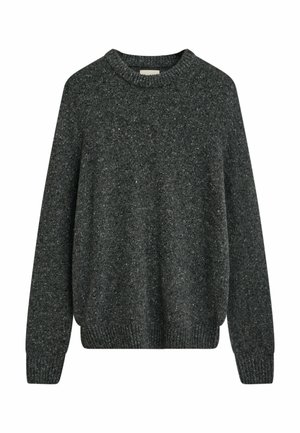 Pull en laine tricoté gris foncé avec des manches longues et des côtes aux poignets, au col et à l'ourlet.