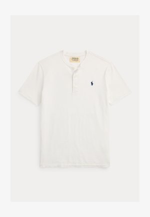 Hvit polo med henley-krage, tre knapper og en liten marineblå logo på venstre bryst. Laget av bomull med korte ermer.