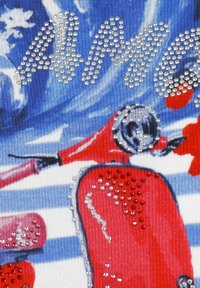 Rode scooterontwerp met zilveren en rode strassversieringen op een blauw-wit gestreept achtergrond. Soepele stofstructuur.