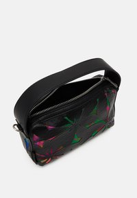 Schwarze Ledertasche mit einem oberen Griff und einem Reißverschluss. Verfügt über bunte Blumenmuster und eine strukturierte Oberfläche. Kompakte rechteckige Form.