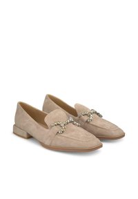Beige Wildleder-Loafers mit einem niedrigen Blockabsatz, ausgestattet mit einem dekorativen, kristallverzierten Riemen über dem oberen Teil und einer glatten Leder-Innensohle.