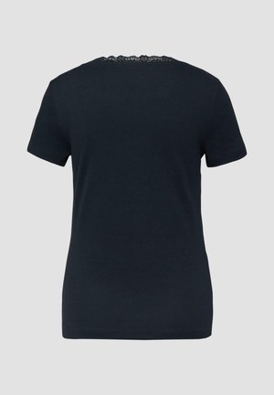 Navyblauw T-shirt met korte mouwen, een ronde halslijn en een kantafwerking aan de achterkant van de kraag, gezien vanaf de achterkant.