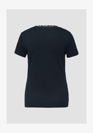 Navyblauw T-shirt met korte mouwen, een ronde halslijn en een kantafwerking aan de achterkant van de kraag, gezien vanaf de achterkant.