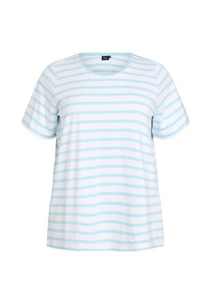 T-shirt bianca a maniche corte con righe orizzontali azzurro chiaro e scollo rotondo.