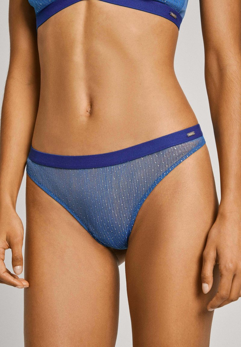 Blaue durchsichtige Bikiniunterteile mit einem kontrastierenden dunkelblauen, elastischen Bund, der ein dezentes vertikales Muster und metallische Akzente aufweist.