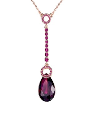 Collana in oro rosato con pendente lungo che presenta una grande gemma a forma di goccia di colore viola scuro e piccoli accenti circolari rosa.