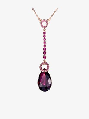 Roze gouden ketting met een lange druppel, voorzien van een grote donkerpaarse druppelvormige edelsteen en kleine roze ronde accenten.
