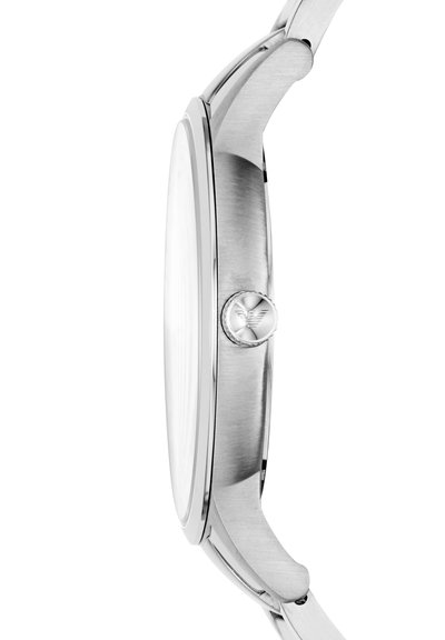 Montre-bracelet en métal argenté mince vue de côté montrant un boîtier lisse, des cornes courbées et une couronne avec logo gravé.