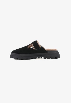 Pantof cu slip-on din suede negru, având o talpă din cauciuc texturat negru, cu o captuseală din blană și un design cu decupaje pentru respirabilitate.