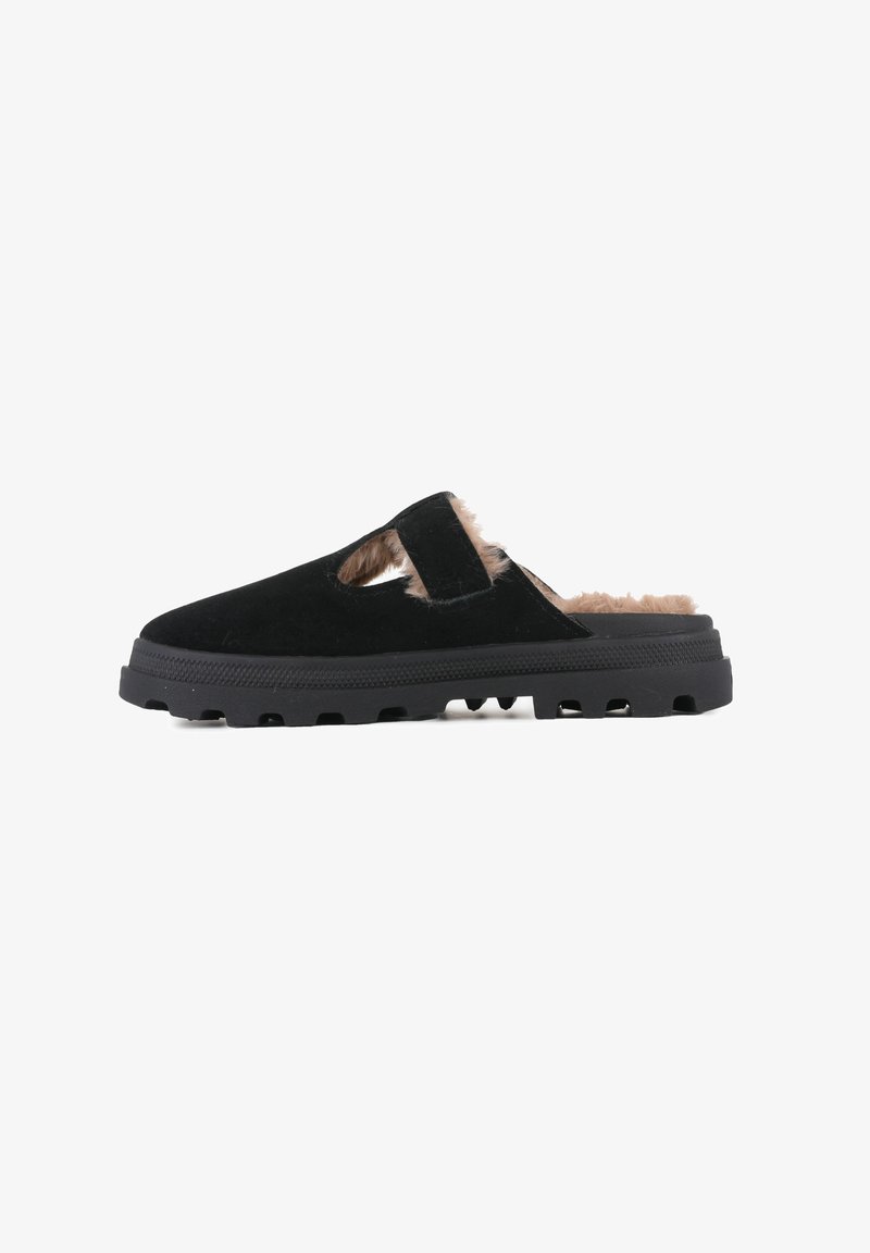 Sorte semskede slip-on sko med en teksturert svart gummisåle, med pelsforing og utskjæringsdesign for pusteevne.