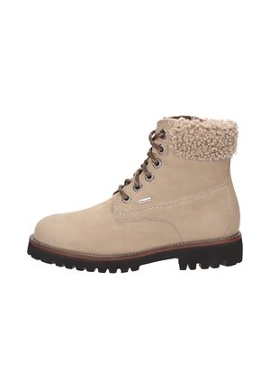 Bottine en daim beige avec col en texture pelucheuse, œillets en métal et semelle en caoutchouc avec une profonde rainure pour une adhérence optimale.