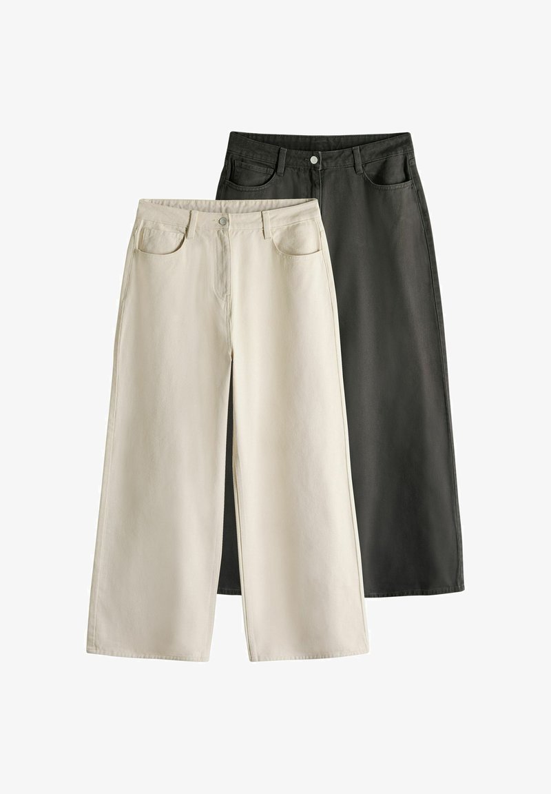 Pantalones de pierna ancha en crema y denim negro, con bolsillos frontales y cierre de botón. Textura suave con un acabado limpio.