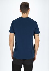 Marineblå T-shirt med korte ærmer, rund halsudskæring, blødt stof, tætsiddende design, ensfarvet uden mønstre eller detaljer, set fra ryggen.