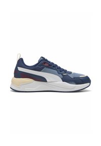 Chaussure de sport bleu marine et bleu clair avec des rayures blanches, en tissu texturé, un col rembourré et une semelle épaisse en crème et bleu marine.