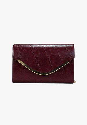 Bolso de mano de cuero color burdeos oscuro con patrón texturizado y detalle curvo de metal dorado en la solapa frontal sobre fondo blanco.