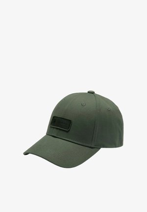 Groen katoenen honkbalpet met een gebogen rand, voorzien van een rechthoekige zwarte patch aan de voorkant en versterkte stikseldetails.