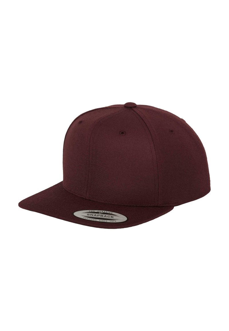 Căciulă snapback burgundy, realizată dintr-un material texturat cu o vizieră curbată, dotată cu orificii de ventilație și un patch frontal cu detalii ale brandului.