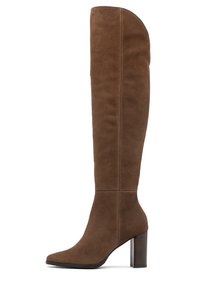 Bota marrón de ante hasta la rodilla con punta afilada, caña ajustada y tacón bloque. Presenta costuras verticales que añaden textura.