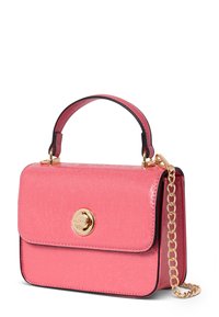Bolso de mano texturizado en color rosa con un cierre circular dorado, ribetes negros y una correa de cadena dorada. Presenta un asa superior y forma rectangular.