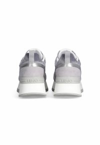 Sneakers in suede grigio con suola in gomma bianca e grigia, dotati di un accento metallico sul tallone e di una morbida imbottitura alla caviglia per il massimo comfort.