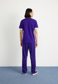 adidas Originals STRIPES TEE - Majica kratkih rukava s printom - collegiate purple