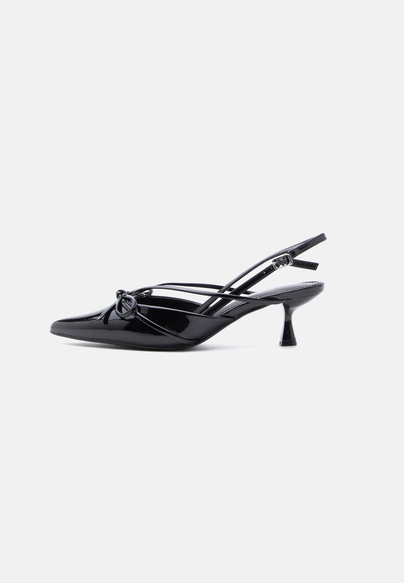 Μαύρο γυαλιστερό παπούτσι slingback από δέρμα, με μυτερή μύτη, χαμηλό τακούνι kitten και διακοσμητικό φιόγκο με κόμπους στη μπροστινή πλευρά.