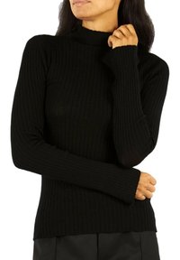Maglione girocollo a coste nere con maniche lunghe, scollo alto e forma aderente, che mette in mostra una texture liscia e un design avvolgente.