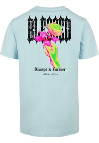 Helles blaues Baumwoll-T-Shirt mit einem Neonmotiv, das eine Hand zeigt, die bunte Rosen hält. Schwarzer, abgenutzter Text mit den Worten "BLESSED" und "Always & Forever".