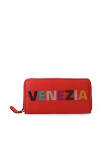 Rotes Lederportemonnaie mit dem Wort "VENEZIA" in bunten Buchstaben, mit glatter Textur und Reißverschluss.