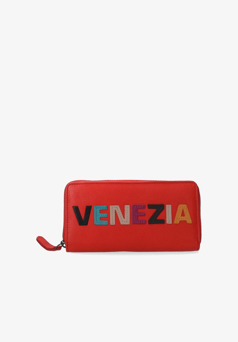 Rotes Lederportemonnaie mit dem Wort "VENEZIA" in bunten Buchstaben, mit glatter Textur und Reißverschluss.