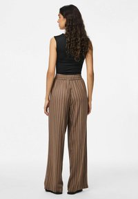 Pieces PCPIA HW WIDE  WVN NOOS - Tygbyxor - brown