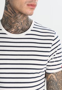 Levi's® SLIM FIT 2 PACK  - Camiseta básica - dark blue