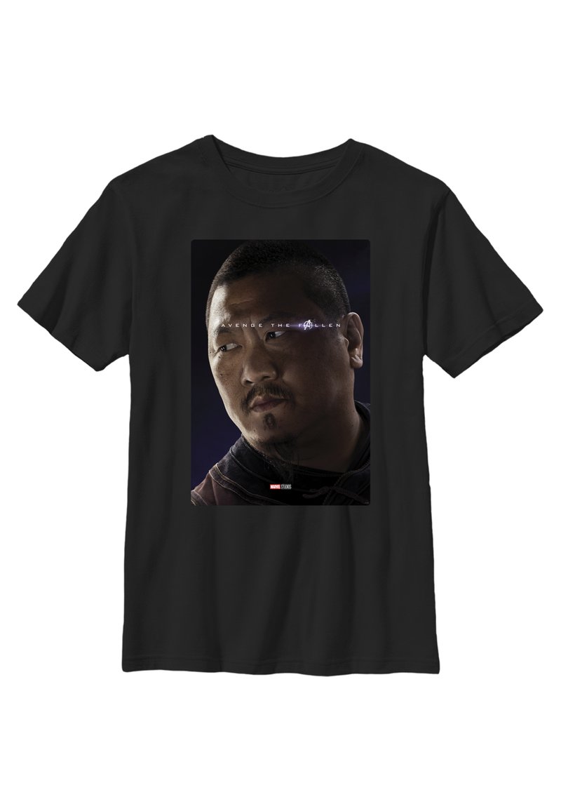 Sort T-shirt med et portræt af en karakter og teksten "HÆVN DE FALNE" nederst, grafikken sat mod en mørk baggrund.