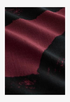 Textil cu o țesătură țesută, cu o textură netedă, bază neagră închisă și modele abstracte îndrăznețe de burgundă, creând forme contrastante.