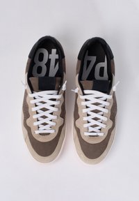 Sneakers marroni e beige realizzati in suede e pelle, con lacci bianchi, accenti testurizzati e fodera interna nera con logo.