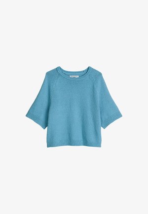 Jasnoniebieski sweter dziany z krótkim rękawem, okrągłym dekoltem oraz ściągaczami na rękawach i dole.