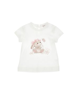 Bílá tričko pro batole s roztomilým zajíčkem s růžovou mašlí, obklopeným květinami a motýlem u obličeje.