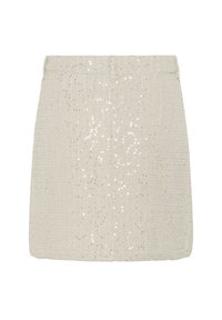 Fustă mini albă din paiete cu un material texturat, având un brâu uniform și o croială dreaptă, care reflectă lumina într-un model dispersat.