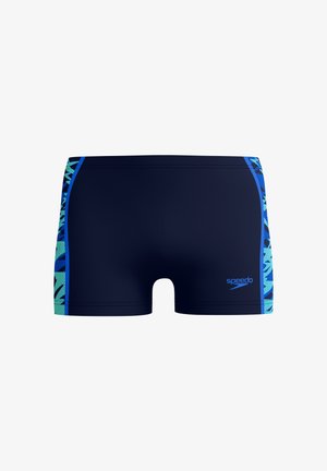 Short de bain bleu marine avec des panneaux latéraux à motifs bleu vif et bleu sarcelle, et un petit logo Speedo bleu sur la jambe avant droite.