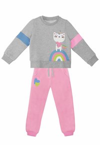 Grå bomulds-sweatshirt med blå og pink accenter, som har et kattegrafik og regnbue. Pink fleece joggers med hjerte-designs.